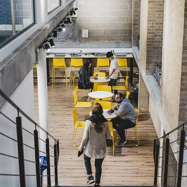 Studenti in una sala comune della scuola