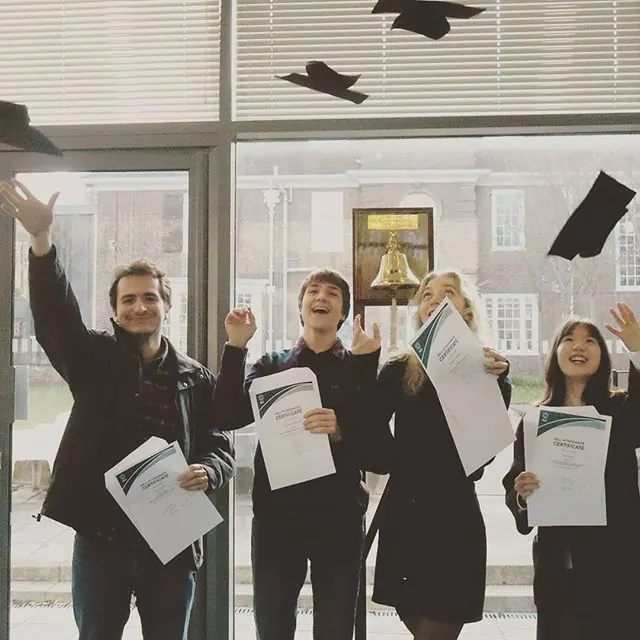 Studenti che lanciano il tocco alla consegna dei diplomi