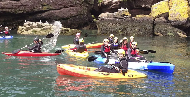 Ragazzi in kayak tra le scogliere