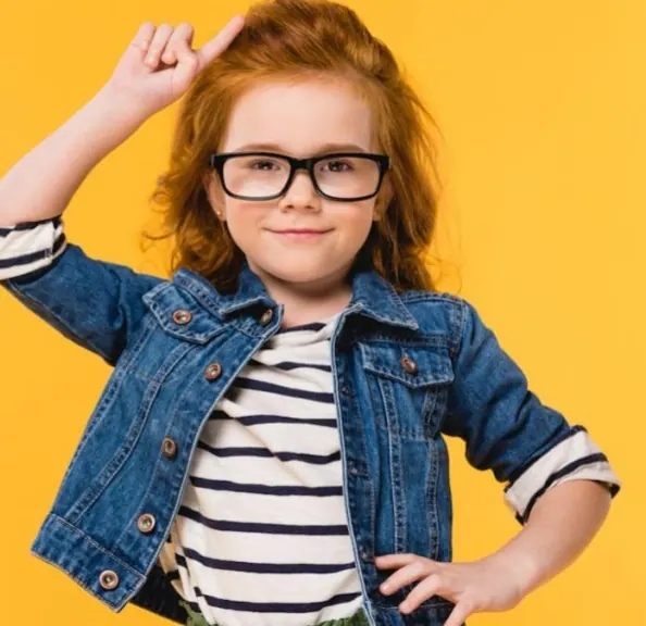 Bambina con occhiali e giacca di jeans
