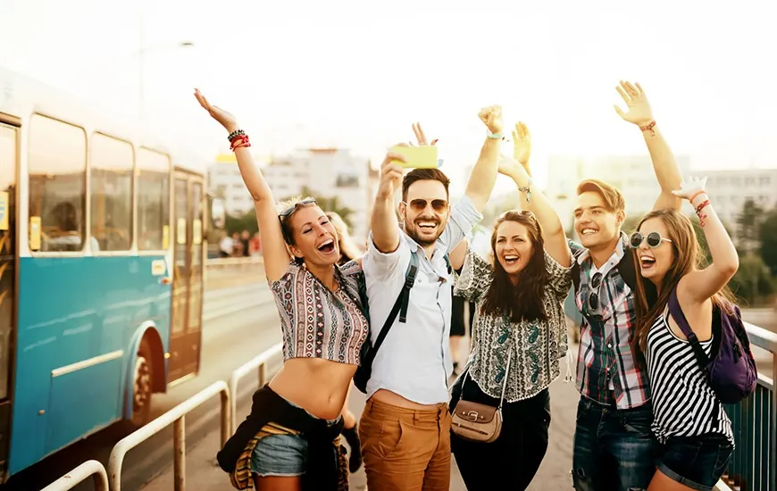 Gruppo di ragazzi che festeggiano in strada