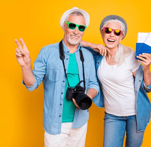 Coppia di viaggiatori sorridenti con macchina fotografica